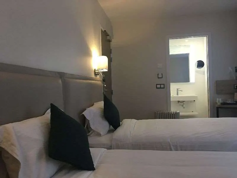 ***  Hotel Courcelles Médéric Parigi Francia