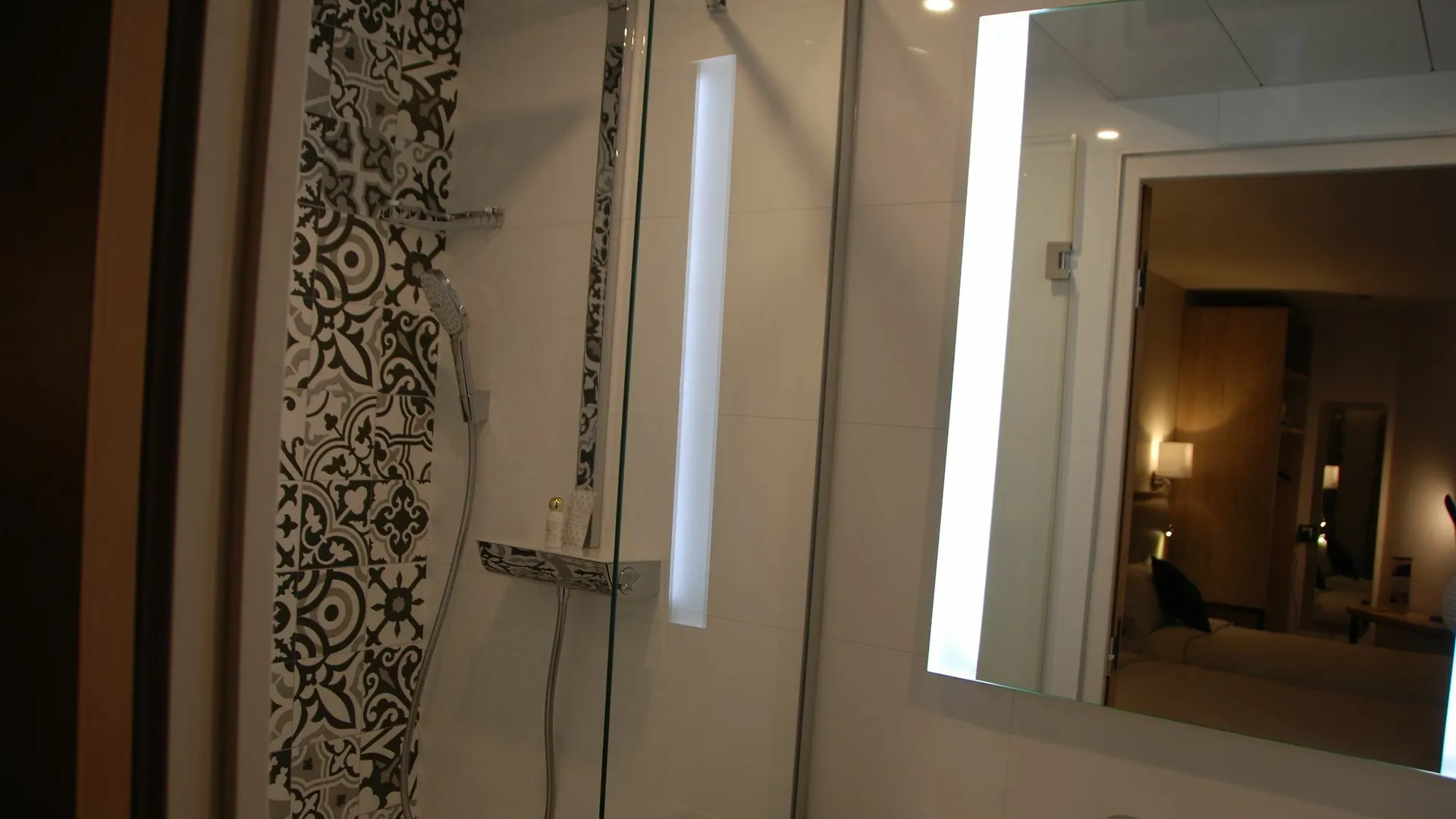 Courcelles Mederic Otel Paris Fransa