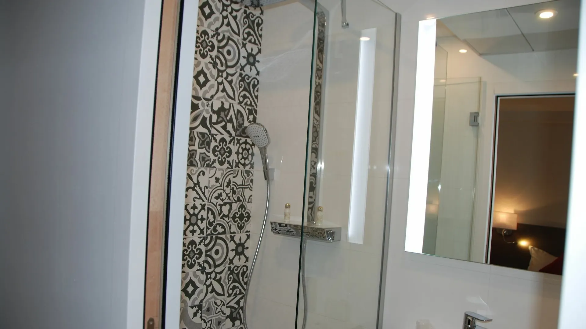 ***  فندق Courcelles Mederic باريس فرنسا